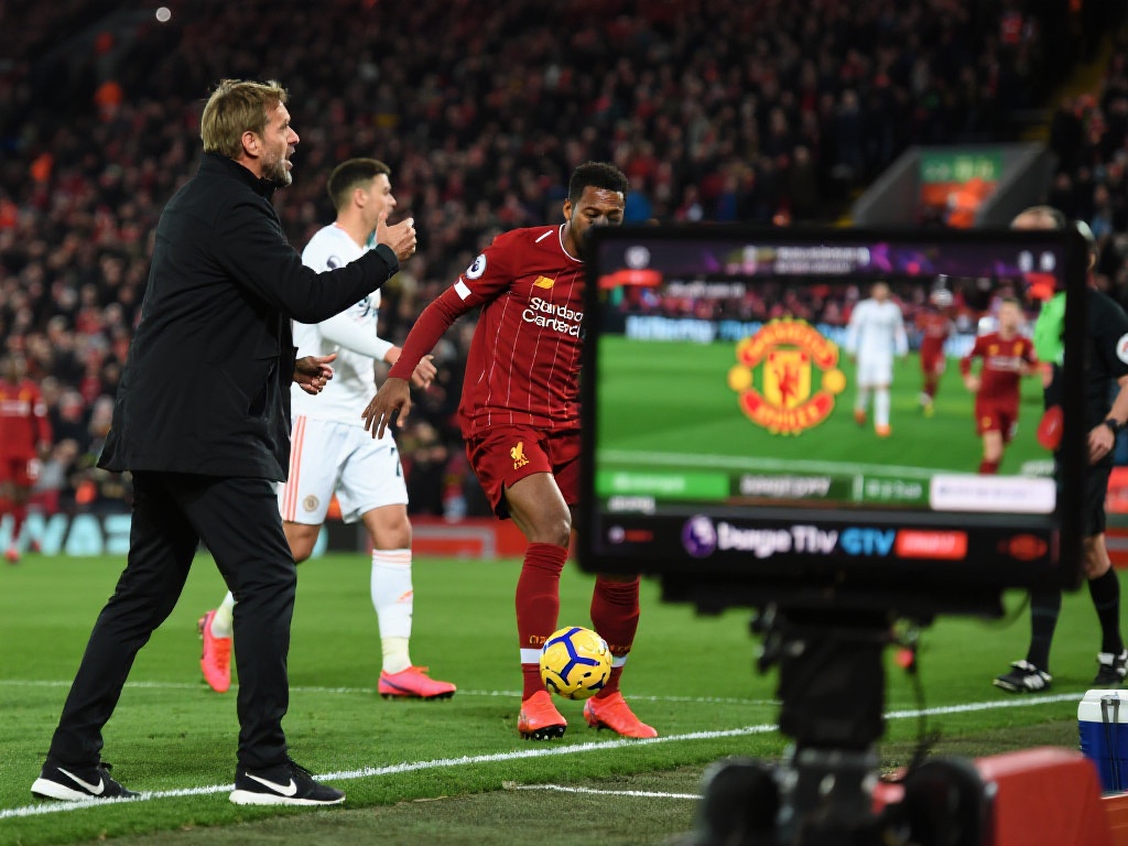 回想去年曼联对阵利物浦的一场经典比赛，不